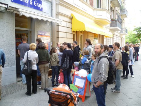 GCT 2011 - Schlange vor dem Laden.