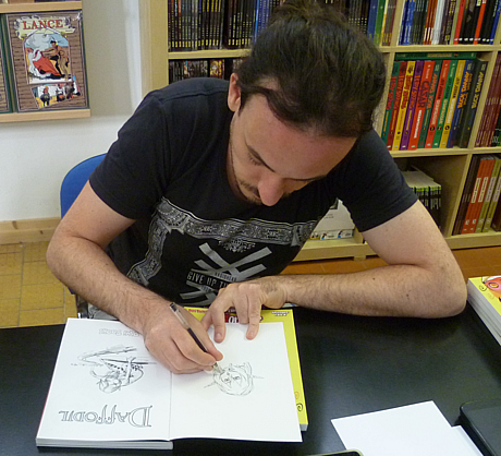 Giovanni Rigano signiert und zeichnet Comics
